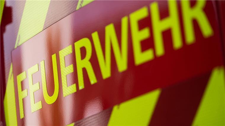 Feuer auf Bremer Restaurantschiff Ein Einsatzfahrzeug der Feuerwehr.