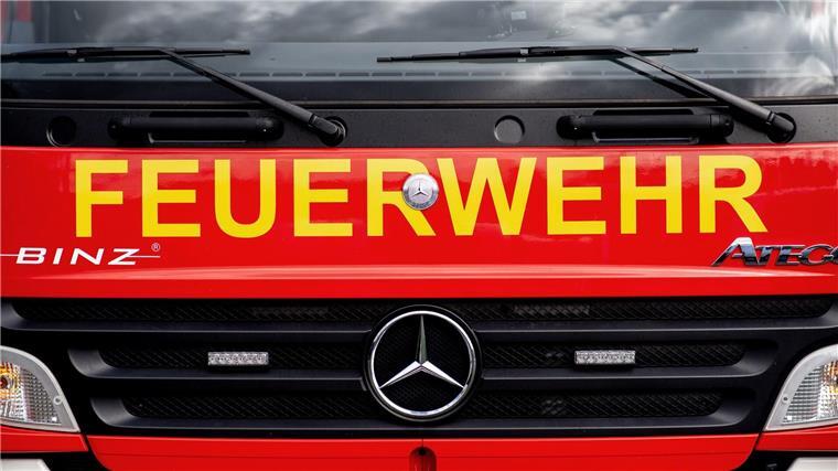 Feuerwehren in Niedersachsen sehen sich gut aufgestellt Ein Einsatzfahrzeug der Feuerwehr steht auf einem Parkplatz.