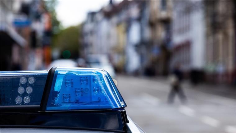 Verfassungsfeindliche Schmierereien an Heimatmuseum Moringen Ein Einsatzfahrzeug der Polizei steht am Straßenrand.