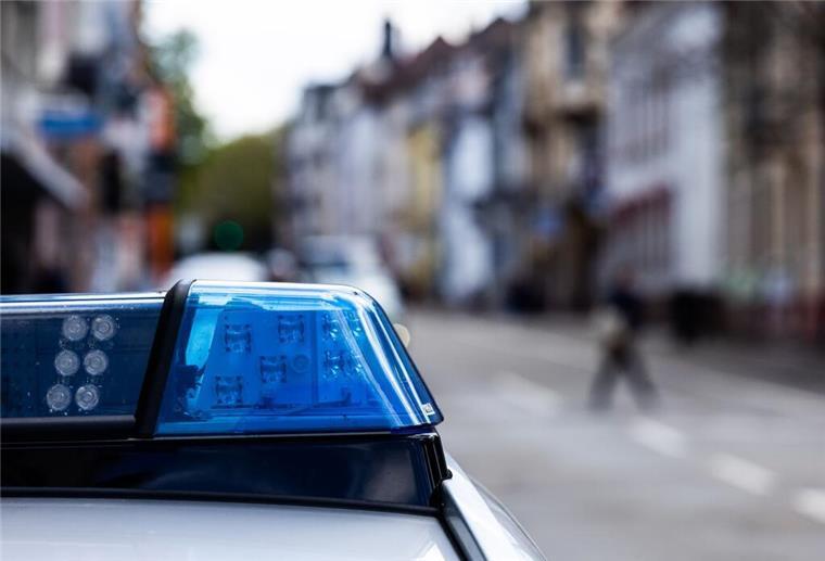 Nach Fund einer Kinderleiche: Ermittler erwarten Obduktionsergebnis in Kürze Ein Einsatzfahrzeug der Polizei steht am Straßenrand.