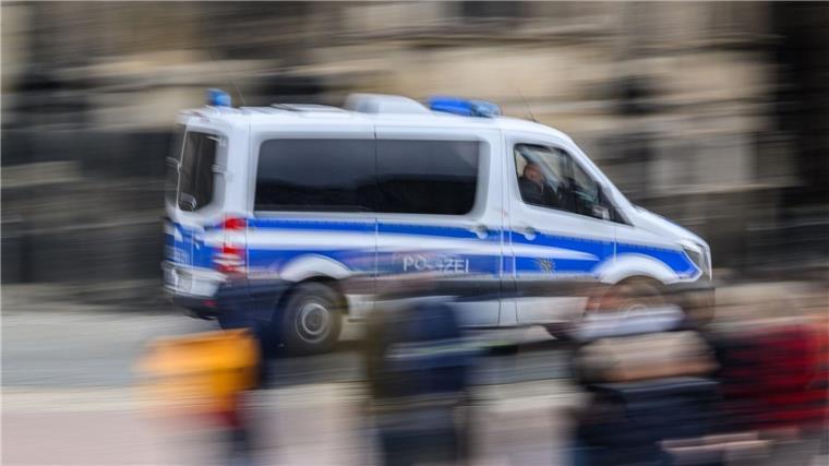 Fahrerin übersieht Ampel: Kinder und Betreuerin verletzt Ein Einsatzwagen der Polizei fährt durch eine Stadt.