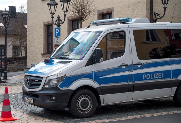 Zehnjährige tot aufgefunden - Drei Jungen im Fokus der Ermittler Ein Einsatzwagen der Polizei sperrt die Straße zu einem Kinder- und Jugendhilfezentrum ab