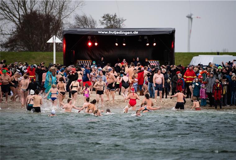 Neujahrsbaden vielerorts abgesagt Ein eiskalter Start in das Jahr 2022 fällt für mutige Schwimmer in Niedersachsen wieder aus: Das Neujahrsbaden in der Nordsee ist auf den Ostfriesischen Inseln und an der Küste vielerorts wegen Corona abgesagt worden.