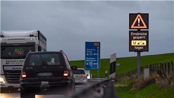 Ein elektronisches Verkehrsschild weist auf die Sperrung der Jann-Berghaus-Brücke über die Ems hin.
