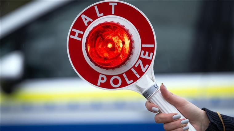 Polizei stoppt zwei Kinder bei nächtlicher Spritztour Ein Elfjähriger flüchtet in Bremerhaven mit einem Motorroller vor der Polizei - ohne Helm und mit einem 13-jährigen Mitfahrer. (Symbolbild)