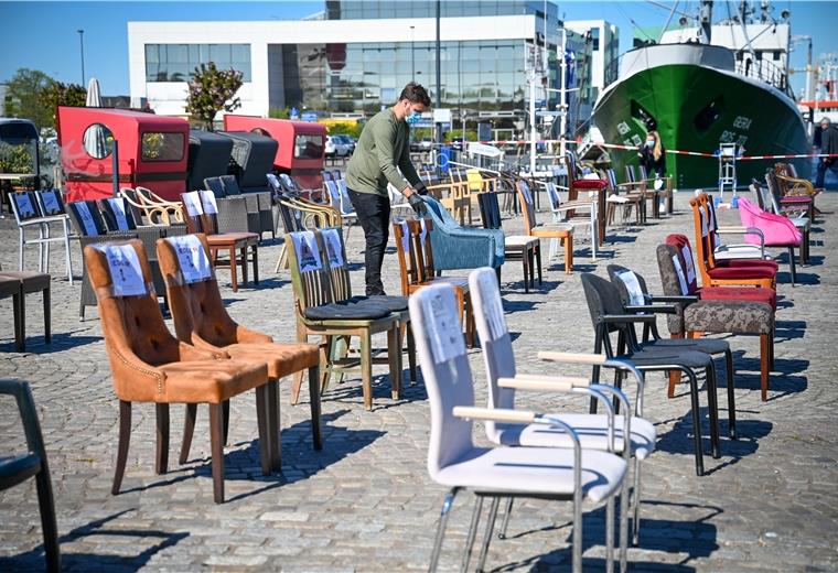 Keine Veranstaltungen mit mehr als 100 Personen Ein Ende der Beschränkungen für die Gastronomie ist in Sicht. Die leeren Stühle im Fischereihafen, mit denen auf die Probleme der Branche hingewiesen wurde, können ab 18. Mai wieder mit Gästen besetzt werden.