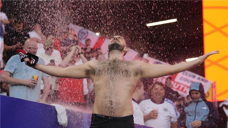 Stadionwasserfall in Dortmund: England-Fan genießt Abkühlung Ein England-Fan nutzte die Regenfälle in Dortmund für eine kalte Dusche.
