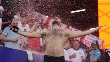 Ein England-Fan nutzte die Regenfälle in Dortmund für eine kalte Dusche.