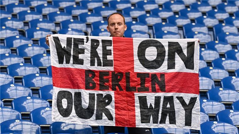 Ein englischer Fan ist schon vor dem EM-Halbfinale sehr opzimistisch.
