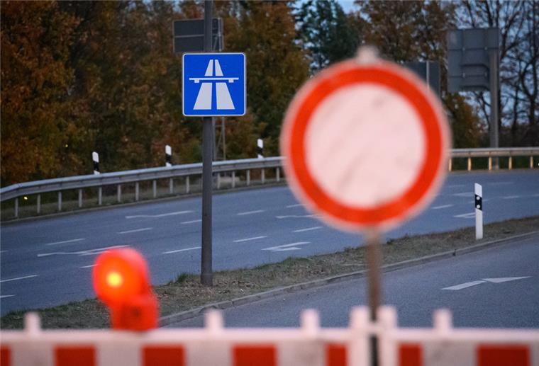 A7: Arbeiten wegen gebrochenen Abwasserschachtes - Teilsperrung Der Hauptfahrstreifen zwischen den Anschlussstellen Hamburg-Volkspark und Hamburg-Bahrenfeld ist sofort gesperrt worden.