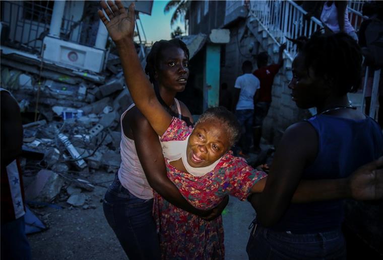 Erdbeben in Haiti: Zahl der Toten steigt auf mindestens 304 Ein Erdbeben der Stärke 7,2 hat Haiti am Samstag erschüttert. Das Epizentrum lag etwa 125 Kilometer westlich der Hauptstadt Port-au-Prince, teilte der US Geological Survey mit. Mindestens 304 Tote und mehr als 1800 Verletzte sind nach Angaben des Katastrophenschutzes zu beklagen.