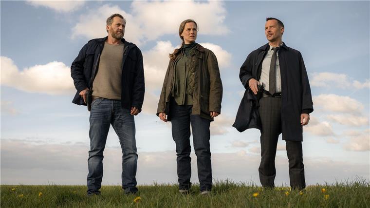 Ein Ermittler-Team auf individuellen Abwegen (von links nach rechts): Frank Weller (Christian Erdmann), Ann Kathrin Klaasen (Picco von Groote) und Rupert (Barnaby Metschurat; Archivbild).