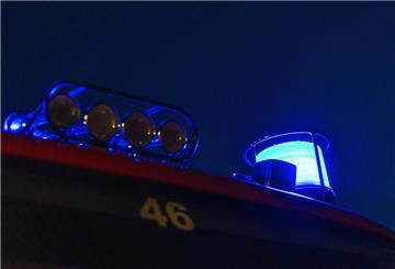 Ein Blaulicht leuchtet bei Nacht auf einem Feuerwehrauto.