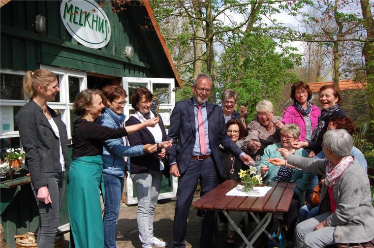 Melkhüs in der Wesermarsch bestehen seit 15 Jahren Ein Euro für ein Melkhus: Erster Kreisrat Hans Kemmeries sammelte den Restbetrag beim Termin in Seeverns ein. Nach 15 Jahren gehen damit die Häuschen an die Betreiberinnen über. Finanziert wurde der Bau unter anderem durch EU- und Landkreis-Mittel.