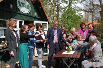 Ein Euro für ein Melkhus: Erster Kreisrat Hans Kemmeries sammelte den Restbetrag beim Termin in Seeverns ein. Nach 15 Jahren gehen damit die Häuschen an die Betreiberinnen über. Finanziert wurde der Bau unter anderem durch EU- und Landkreis-Mittel.