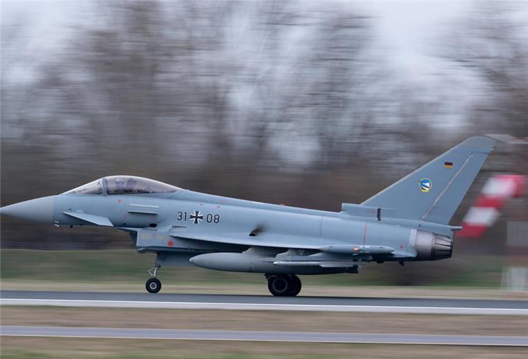 Kampfflugzeug verursacht lauten Knall über Bremen Ein Eurofighter.
