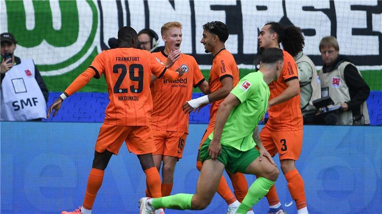 Ein Ex-Wolfsburger trifft gegen den VfL: Frankfurts Omar Marmoush (M).