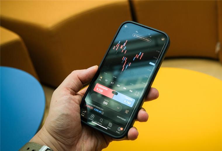 Diese 5 Anlagefehler kosten Anleger viel Geld – und so vermeiden Sie sie! Handy Hand Aktienkurs