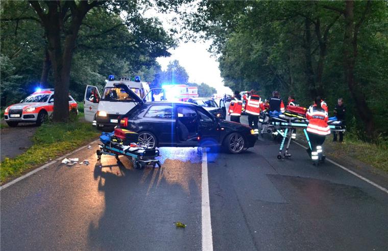 Kreis Verden: Fahranfänger (18) baut Unfall - 8 Personen verletzt Ein Fahranfänger hat in Ottersberg (Kreis Verden) einen schweren Verkehrsunfall gebaut.