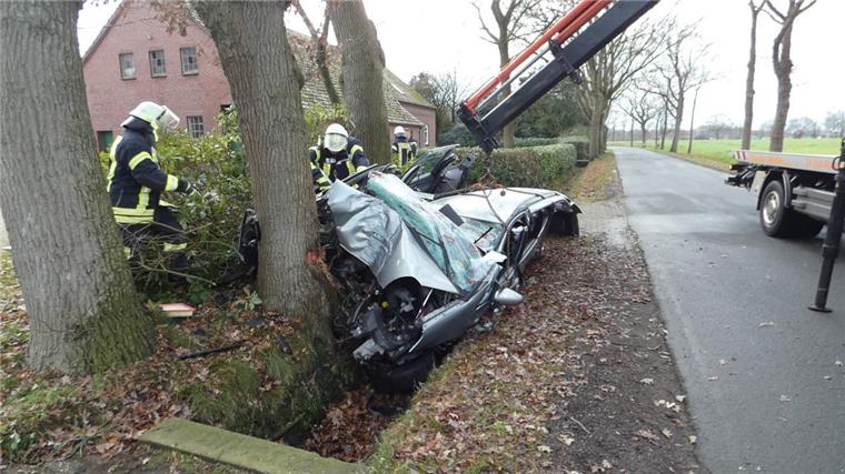 Westerstede: Fahranfänger kracht frontal gegen Baum Ein Fahranfänger ist am Wochenende in Halsbeck mit seinem Fahrzeug ins Schleudern gekommen. Er krachte gegen einen Baum.
