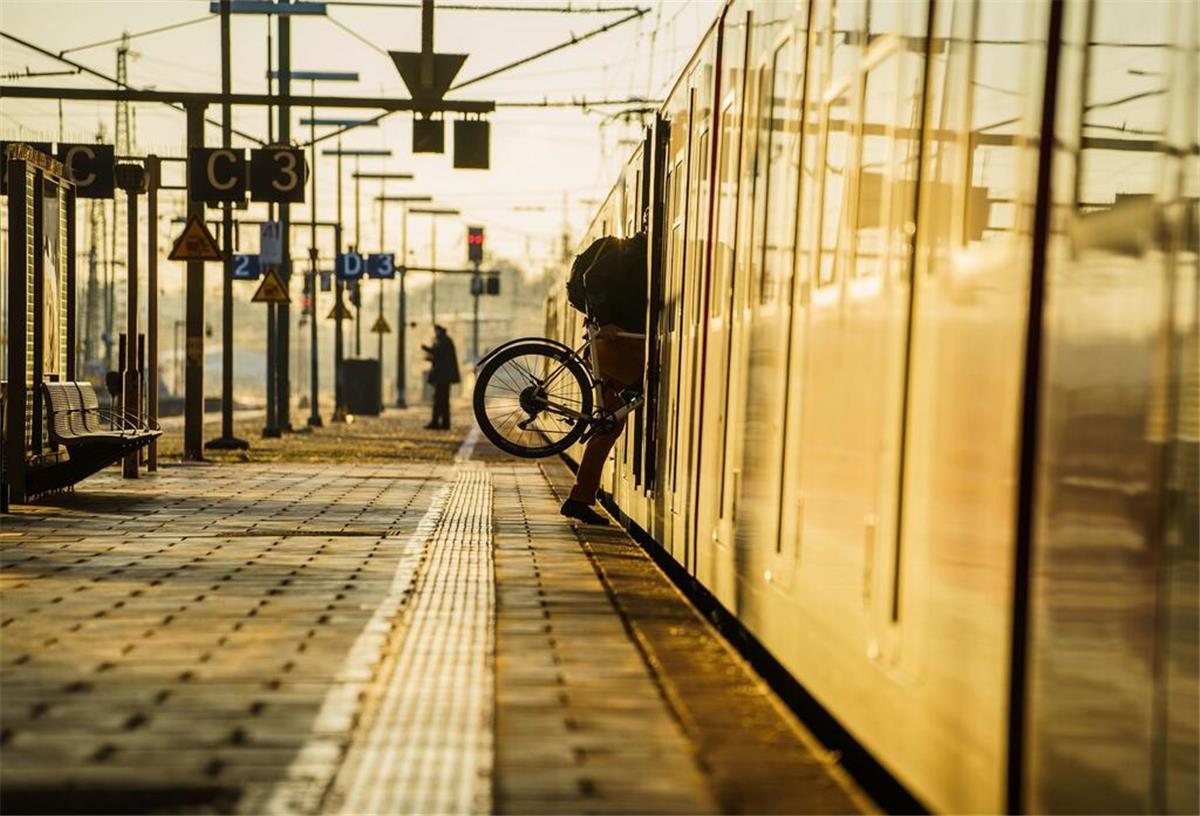 Bremerhaven als Top-Ziel für Wochenendausflüge im Fokus von Pro Bahn Ein Fahrgast steigt mit seinem Rad in eine Bahn (Symbolbild).