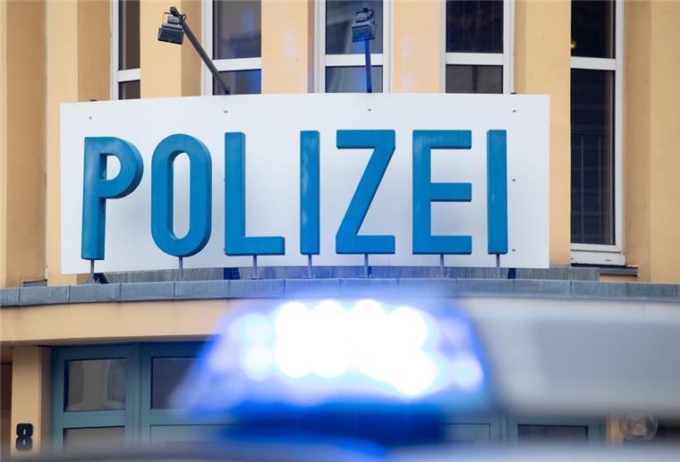 Bremerhaven: Kind angefahren - Polizei sucht Zeugen Ein Einsatzwagen der Polizei steht vor einer Dienststelle