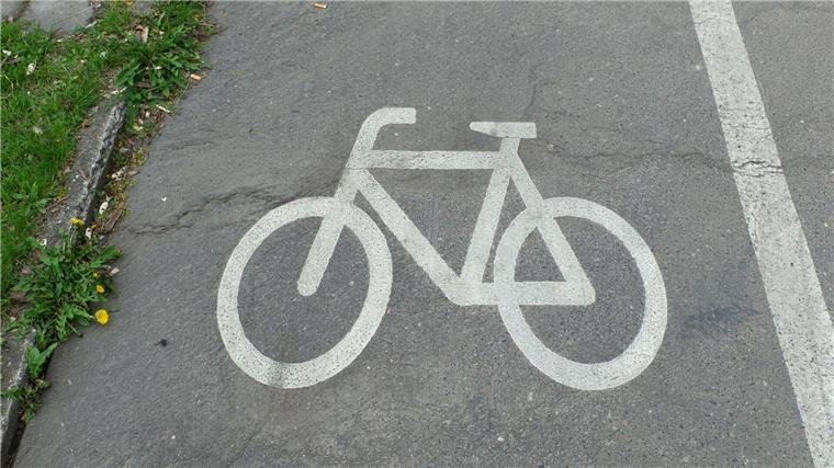 Ein Fahrradsymbol weist Radfahrern die Benutzung des Radweges an.