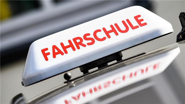 Fahrschüler wählt nach nicht bestandener Prüfung den Notruf Ein Fahrschüler fällt durch seine Prüfung und wählt aus Ärger den Notruf. (Symbolbild)