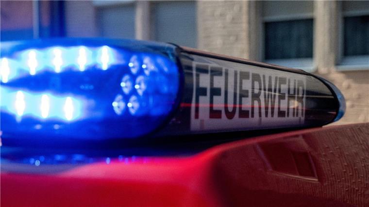 Feuerwehrauto kippt nach Ausweichmanöver auf die Seite Ein Fahrzeug der Feuerwehr steht mit eingeschaltetem Blaulicht an einem Einsatzort.