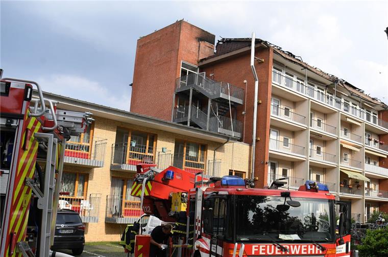 Ein Fahrzeug der Feuerwehr steht vor dem Pflege- und Altenheim. Das gesamte Dach ist abgebrannt. 96 Menschen mussten aus dem Gebäude gerettet werden. 