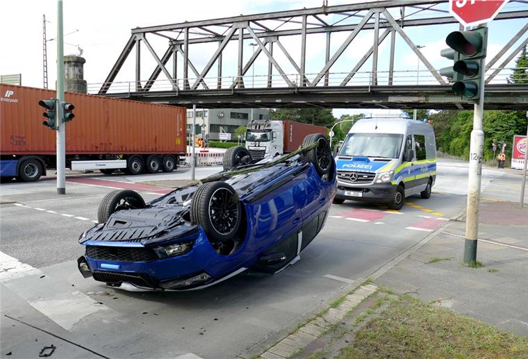 Bremerhaven: Auto rutscht von Autotransporter Ein Fahrzeug ist von der Ladefläche eines Lkws gerollt.