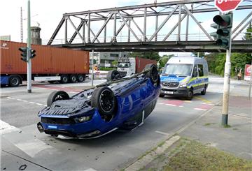 Ein Fahrzeug ist von der Ladefläche eines Lkws gerollt.
