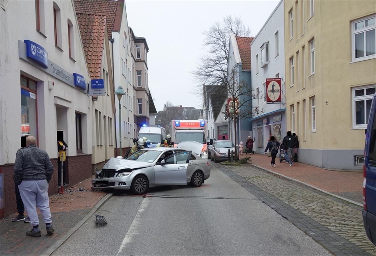 Bremerhaven: Auto fährt gegen Hauswand an der Lange Straße Ein Fahrzeug rammte in der Lange Straße mehrere Gegenstände und zuletzt eine Hauswand.