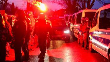 Ein Fahrzeug wird im Kreis Lüneburg am Rande einer AfD-Wahlkampfveranstaltung mit einem brennenden Bengalo beworfen.