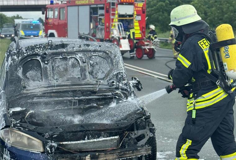 Darum musste die B437 und der Wesertunnel am Freitag zeitweise gesperrt werden Ein Fahrzeugbrand sorgte am Freitagmittag für lange Staus rund um den Wesertunnel. Trotz des schnellen Eingreifens der Feuerwehr entstand am PKW Totalschaden.