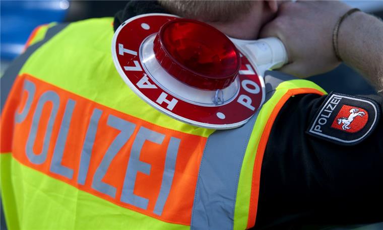 Ein falscher Polizist hat in Bremerhaven rund ein Dutzend Personen angerufen. 
