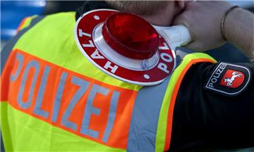 Ein falscher Polizist hat in Bremerhaven rund ein Dutzend Personen angerufen. 