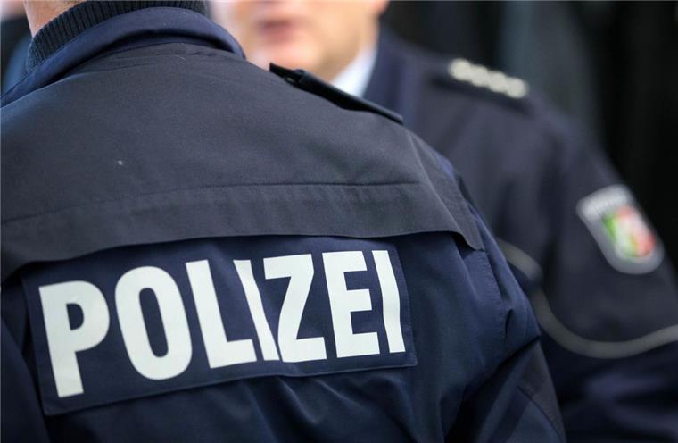 Wulsdorf: Seniorin wehrt sich mit Erfolg gegen falschen Polizisten Ein falscher Polizist (Symbolfoto) hat in Bremerhaven-Wulsdorf versucht, in die Wohnung einer Seniorin einzudringen.