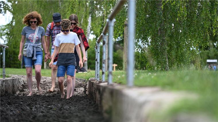 Freizeit für Füße: Kilometerlanger Barfußpark öffnet Ein Familie geht im Barfußpark durch die Moorstrecke.