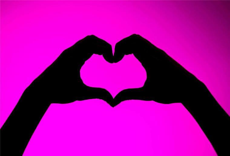 Kein sexuelles Interesse: Was Asexualität wirklich bedeutet Zwei Hände, die ein Herz bilden.