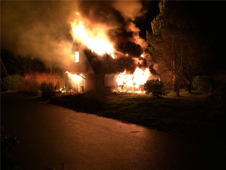 Feuer in Otterndorf: Ferienhaus brennt komplett aus Ein Ferienhaus ist in Otterndorf (Cuxland) am Freitagabend komplett niedergebrannt.