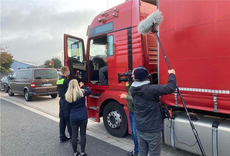 Kontrolle auf der A1: Lastwagenfahrer stehen im Fokus Das Foto zeigt die Polizei bei der Kontrolle eines Lkw.