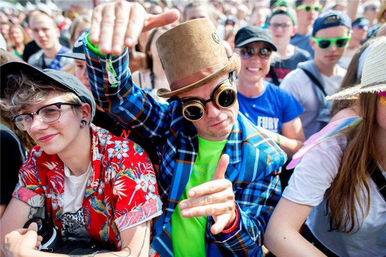 68.000 Festival-Besucher feiern "Hurricane" bei traumhaftem Wetter Ein Festivalbesucher mit Fliegerbrille und Hut feiert auf dem Hurricane Festival während des Konzerts der Hip-Hop-Gruppe Die Orsons.
