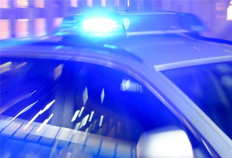 Motorräder bei Feuer in Nordholz zerstört - 70.000 Euro Schaden Ein Streifenwagen der Bundespolizei steht mit eingeschaltetem Blaulicht in der Ausfahrt einer Garage.