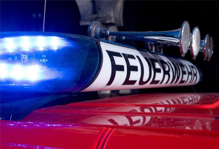 Ein Fahrzeug der Feuerwehr mit der Aufschrift „Feuerwehr“ steht in einer Fahrzeughalle. Ein Feuer in Cuxhaven richtet großen Schaden an. Ein Anwohner wurde leicht verletzt.