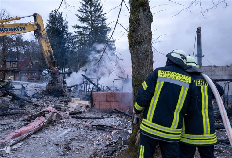 Ein Feuer in einem bayrischen Freizeitpark hat kurz vor Saisonstart schlimme Folgen. Dank des konsequenten Eingreifens der Polizei wurden aber alle Tiere gerettet.