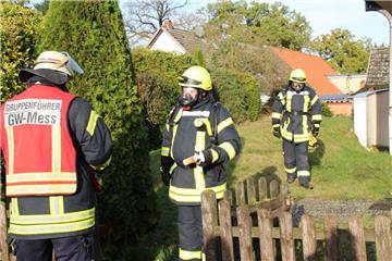 Ein Feuerwehr-Trupp verlässt unter Atemschutz das Wohnhaus in Scheeßel, das nach einer chemischen Reaktion mit einem Schimmel-Entferner für mindestens 48 Stunden nicht bewohnt werden sollte.