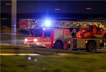 Ein Feuerwehrauto auf dem Weg in den Einsatz.
