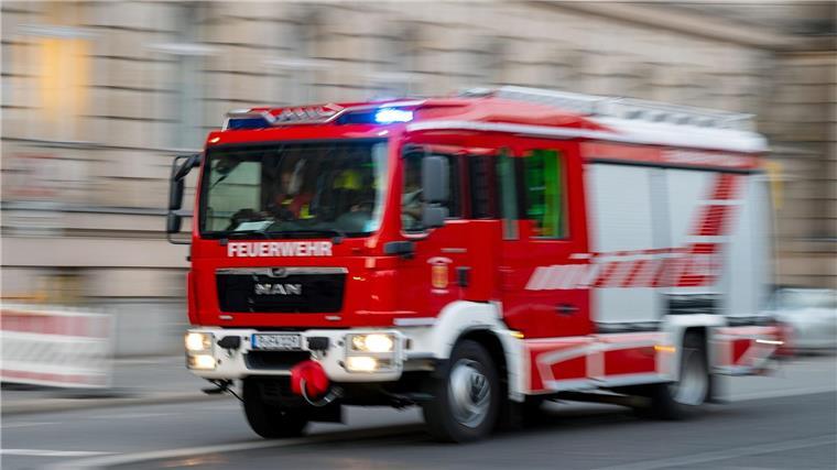 Feuer an Bremer Schule: Jugendliche legen Geständnis ab Ein Feuerwehrfahrzeug ist mit Blaulicht auf Einsatzfahrt.