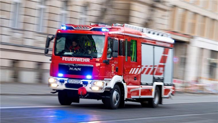 Ein Feuerwehrfahrzeug ist mit Blaulicht auf Einsatzfahrt.